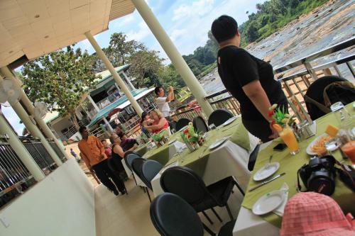 平纳瓦拉品纳兰达酒店的一群坐在游轮上桌子上的人