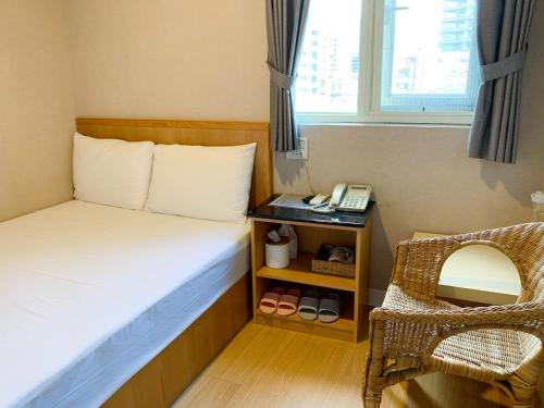 台北仙渡庄旅社的小房间设有床和电话