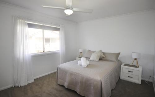 贝尔拉拉Bellissimo - 2 Bedroom apartment in the Sylvan Beach Resort!的白色的卧室设有床和窗户