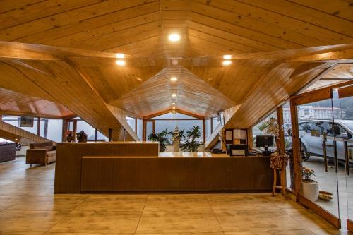 西姆拉Snow Valley Resorts Shimla的大房间设有大型木制天花板