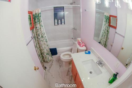 多伦多Comfort Home Toronto的浴室配有卫生间、浴缸和水槽。