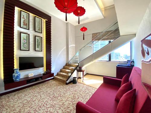澳门京都酒店的一间带红色沙发和楼梯的客厅