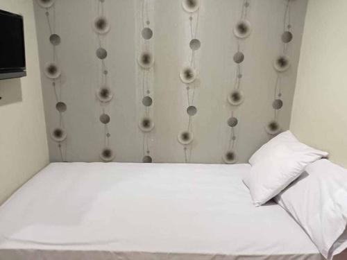 芝勒贡Aimer Guest House Syariah Mitra RedDoorz的一间卧室,配有一张带球的墙壁的床