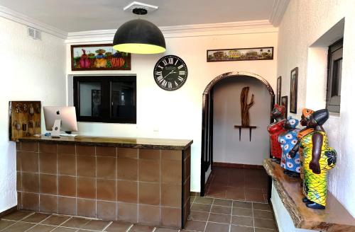 阿比让Hotel Blawa的厨房配有柜台和墙上的时钟