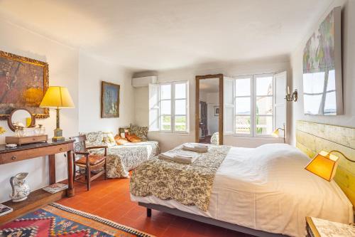 格里莫王子住宿加早餐旅馆的一间卧室设有一张床和一间客厅。