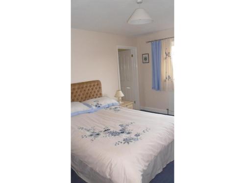 Calstock海厄查普尔农场住宿加早餐旅馆的一间卧室配有一张蓝色窗帘的床