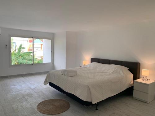 菲利普斯堡Appartement neuf en plein cœur de Philipsburg的一间卧室设有一张大床和一个窗户。