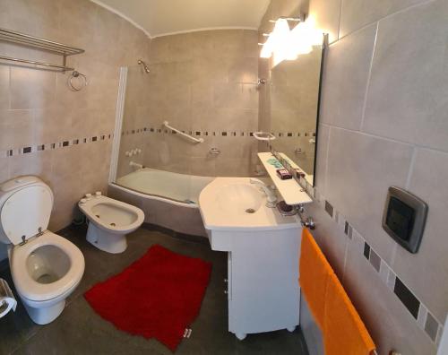 马德普拉塔EdenMDQ的浴室配有盥洗盆、卫生间和浴缸。