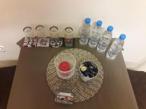 特罗扬Rooms Lagat的一组装在桌子上的瓶装水