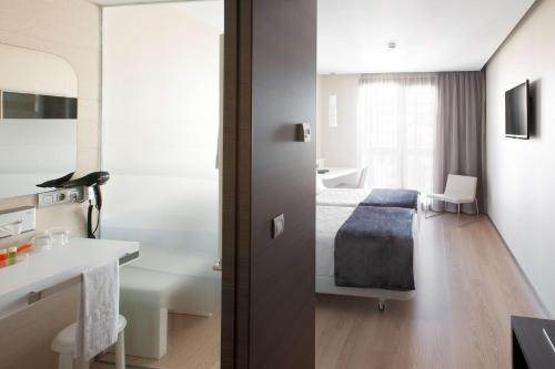 卡斯特利翁-德拉普拉纳NH民都洛岛卡斯特利翁酒店的一间酒店客房 - 带一张床和一间浴室