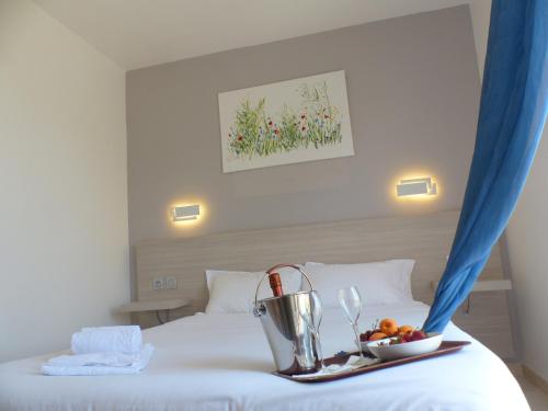 马奇纳奇奥斯特拉滨海酒店的一间酒店客房,床上备有水果盘