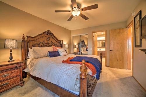 马姆莫斯湖Snowcreek Resort Condo with Deck at Mammoth Mountain的一间卧室配有一张大床和吊扇