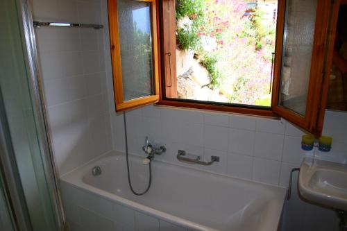 韦松纳Eanta SUNNY & MOUNTAIN chalet 10 pers by Alpvision Résidences的带浴缸、水槽和窗户的浴室