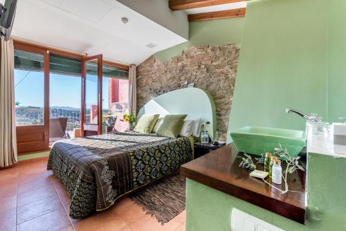 格拉塔略普斯卡尔罗普酒店的一间卧室配有一张床,浴室设有水槽