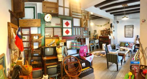三芝乡Meo-Woo Cat Travel b&b的客厅配有家具和电视。