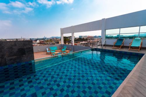 瓜亚基尔Hotel Puerto Pacifico Guayaquil Airport的建筑物屋顶上的游泳池