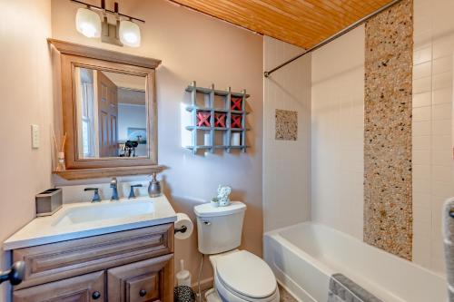 莱克哈莫尼Luxurious house with largest hot tub & perfect retreat!的浴室配有卫生间、盥洗盆和浴缸。