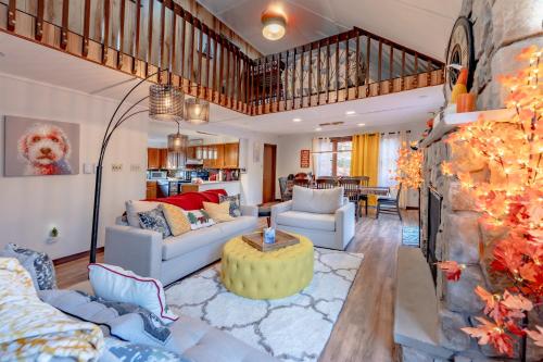 莱克哈莫尼Luxurious house with largest hot tub & perfect retreat!的客厅配有两张沙发和一张桌子