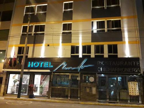 利马Hotel Mundo的夜间在大楼一侧的酒店