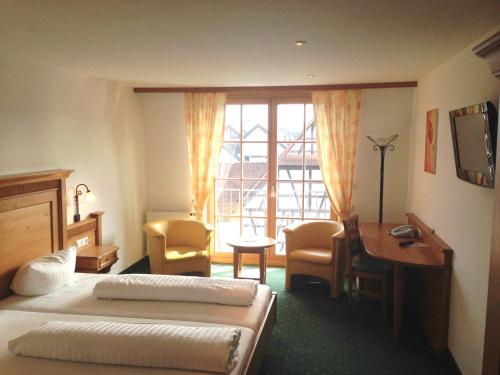 弗里森海姆奥赫森酒店的酒店客房配有一张床、一张书桌和一张书桌。