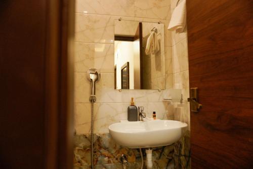 钦奈THE CHIRAAG INN的一间带水槽和镜子的浴室