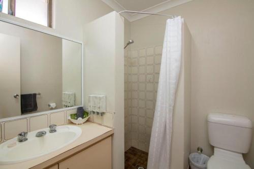 塞万提斯塞万提斯尖塔汽车旅馆的一间带水槽、卫生间和镜子的浴室
