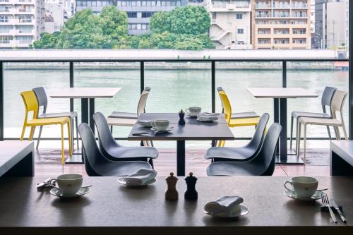 东京The Gate Hotel Ryogoku by Hulic的一张桌子和椅子,享有水景