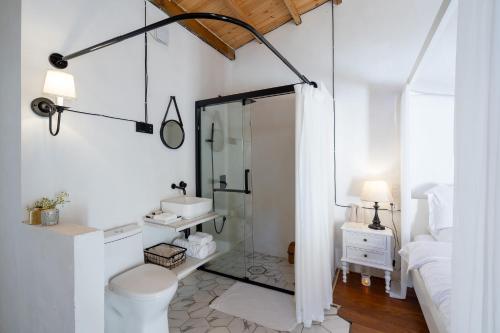 南宁素久之家的带淋浴和盥洗盆的白色浴室