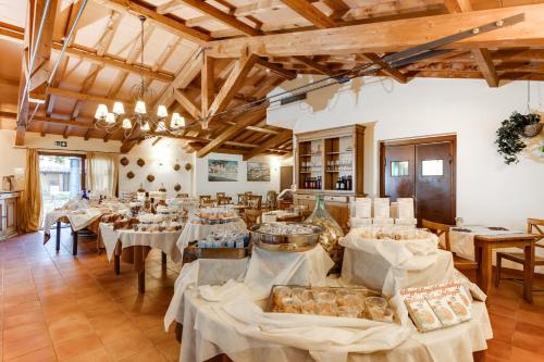 马利亚诺因托斯卡纳Borgo Magliano Resort的大型客房设有桌椅