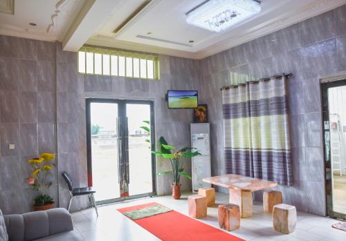 AgblangandanWhite Horse Hotel Cotonou的客厅配有桌子和电视