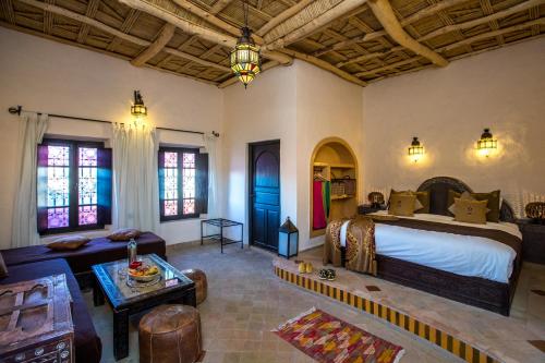 梅尔祖卡马杜摩洛哥传统庭院的一间带大床的卧室和一间客厅