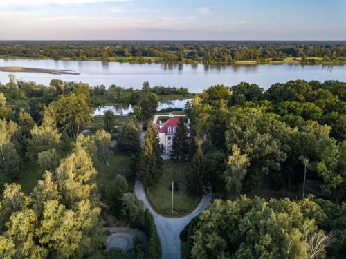SmoszewoPałac w Smoszewie的湖景别墅的空中景致