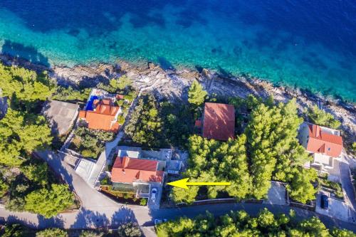 普利格拉迪卡Seafront Holiday Home Marija的海洋旁房子的空中景观