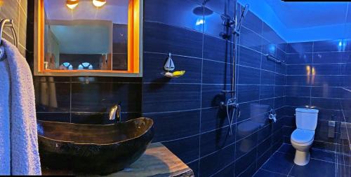 阿比让Hotel Blawa的带浴缸、卫生间和盥洗盆的浴室