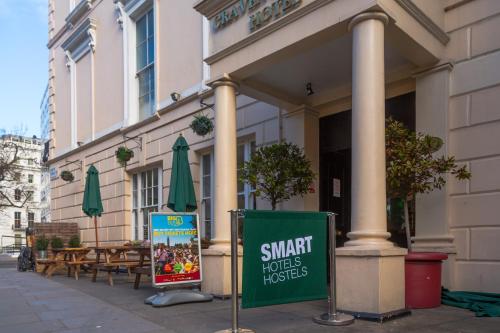伦敦斯玛特海德公园景旅舍的大楼前有标志的餐厅