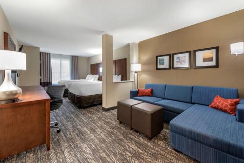干岭Comfort Suites的酒店客房设有一张沙发和一张床