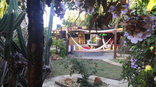 帕拉库鲁布里萨与苏尔旅馆的花园内的游乐场,带秋千