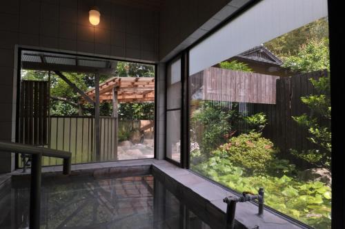 由布市Tomomi Sanso / Vacation STAY 3832的花园景阳台度假屋