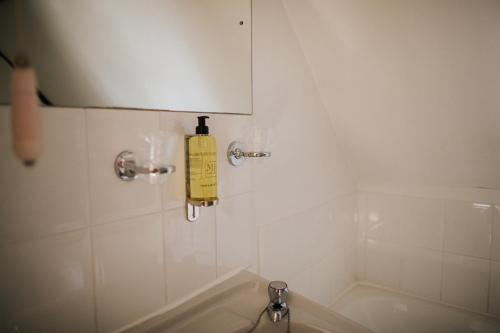 比格尔斯威德The Stratton House Hotel的浴室墙上设有黄色灭火器