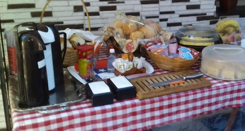 大普拉亚Pousada do Chileno的一张野餐桌,上面有红白的桌布