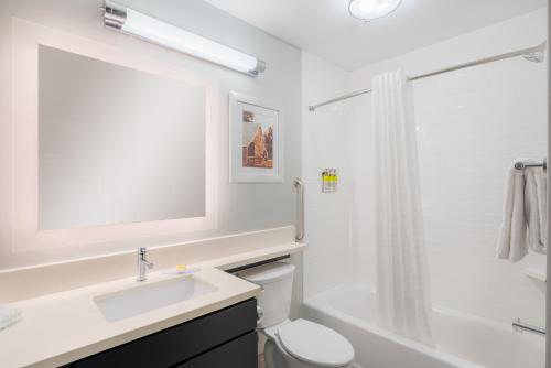 库克维尔Candlewood Suites Cookeville, an IHG Hotel的一间带水槽、卫生间和淋浴的浴室