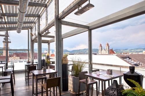 林茨施瓦茨巴尔酒店的一间带桌椅的市景餐厅
