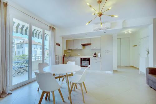 戛纳IMMOGROOM - Terrace - 2 bedrooms - Downtown - Air conditioning - Wifi的厨房以及带桌椅的用餐室。