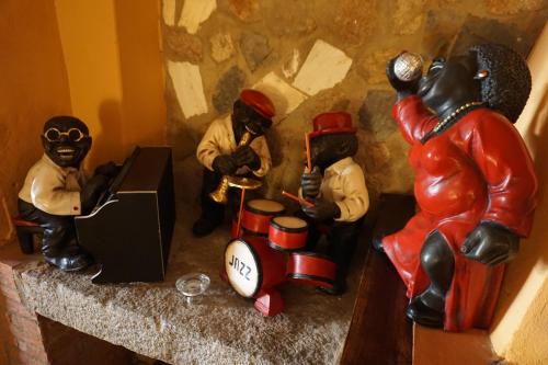 拉加罗维利亚普林西比赛罗乡村酒店的一组坐在架子上的玩具雕像