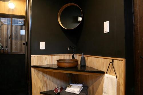 京都komorebi - Vacation STAY 07551v的一间带水槽和镜子的浴室