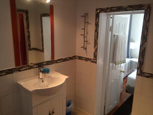 多伦多科普尼尔旅馆的一间带水槽和镜子的浴室