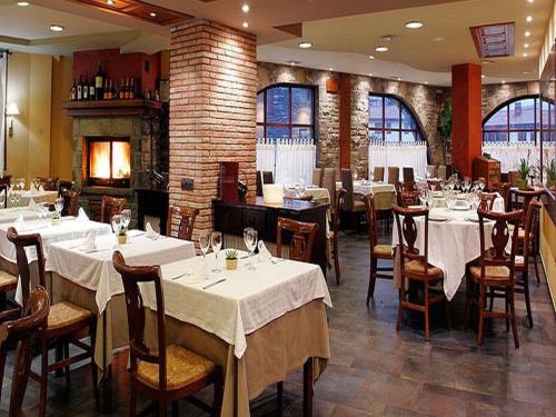 塞内圭卡斯巴斯酒店的餐厅配有桌椅和白色桌布