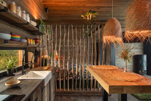 佐洛埃格塞格AISLAMIENTO, Luxus faház的厨房配有木制柜台和水槽