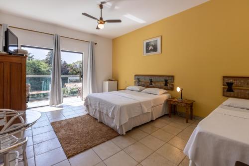 卡萨布兰卡Pousada Estalagem da Villa的一间带两张床的卧室和一个阳台
