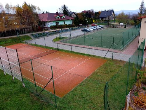 Pałac pod Dębami内部或周边的网球和/或壁球设施
